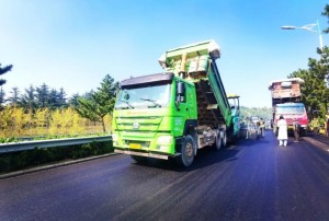 S201威東線（機(jī)場路）路段，預(yù)計10月20日路面主體完工